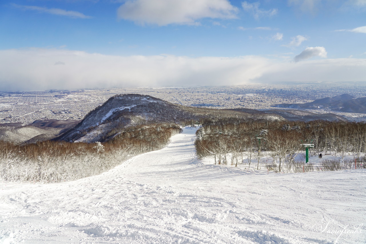 サッポロテイネ　これが北海道の冬。気温-11℃、澄んだ青空の下、パウダースノーが舞う天空のゲレンデ！